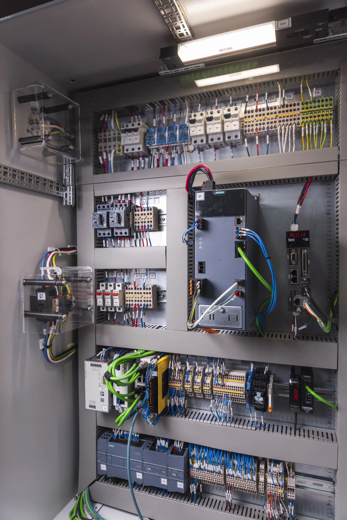 Tablero eléctrico de automatización con PLC Siemens y drive servocontrolador — Lübeck