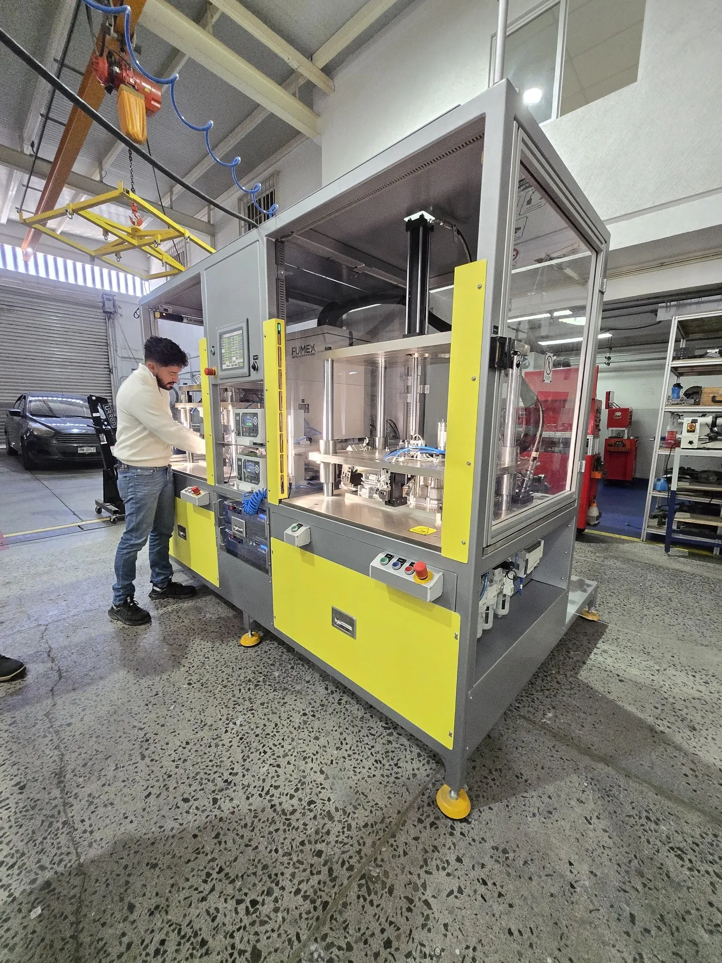 Técnico reparando equipo de prueba de fuga
